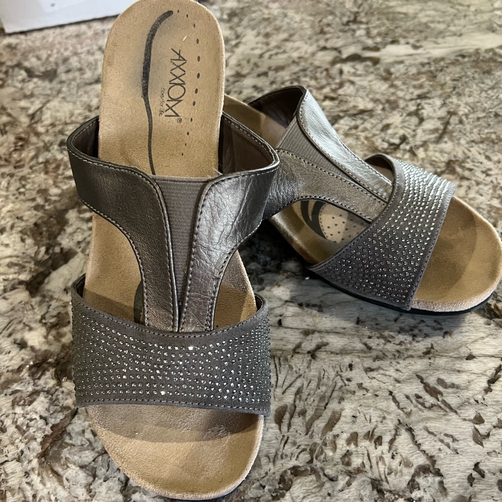 Axxiom Pewter Sparkle 8M Shoes